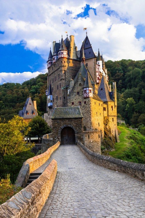 Actividad paranormal en los castillos alemanes: Explorando las leyendas de Schloss Hohenzollern y Burg Eltz